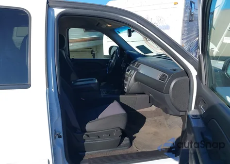 2010 Chevrolet Tahoe Ls z USA, uszkodzony, nr VIN 1GNUKAE05AR110959